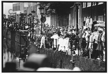 405618 Afbeelding van de vrijmarkt tijdens de viering van Koninginnedag op de Plompetorengracht te Utrecht.
